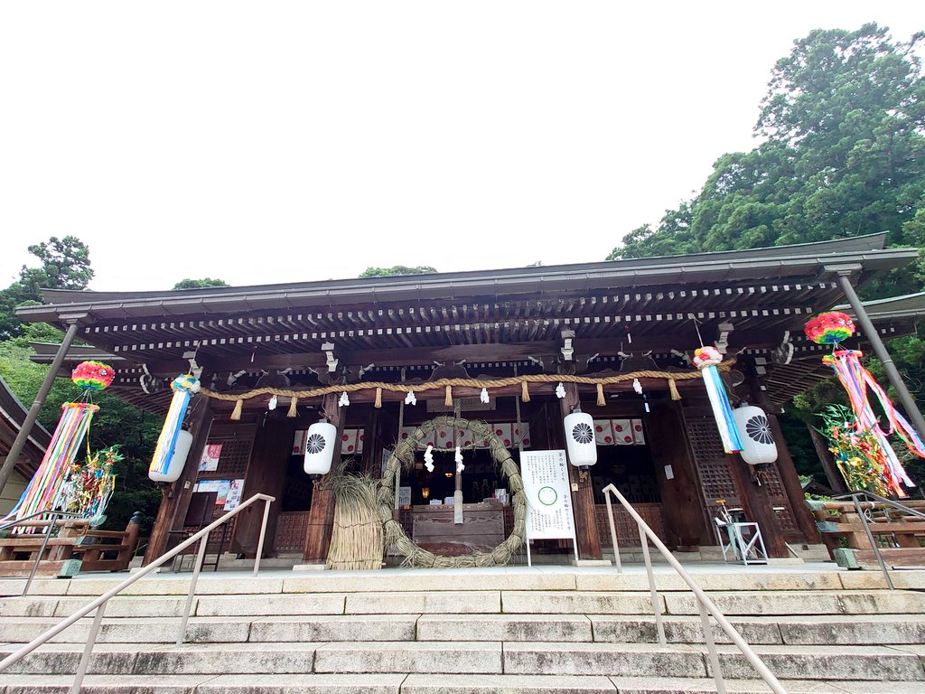 mo_nonobe's tweet photo. 風に揺れる七夕の短冊笹と茅の輪🎋⁡🌿
涼やかな⁡風鈴の音に癒されます🎐
⁡本日もお参りお待ちしております⛩⁡ https://t.co/liUuYfIzWZ