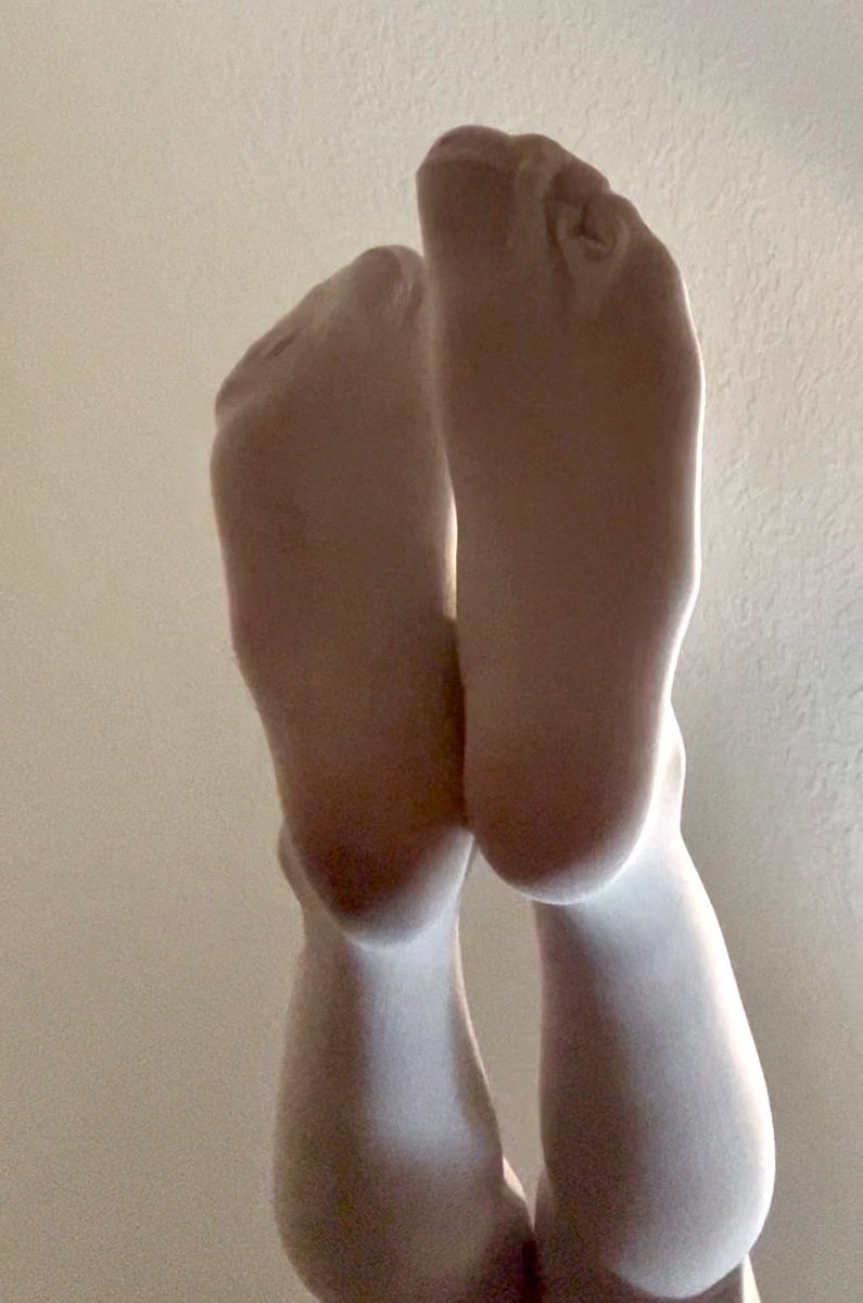FemboyQueenX's tweet photo. Shhhh it’s okay just stay there while I rest my feet on your face 😌

#feet #foot #Femboy #leggings #findom #sub #paypig #footfetısh #buyingcontent #domme https://t.co/m4E749m12T