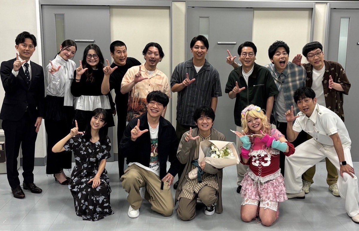 akira5423's tweet photo. 木曜シーズンレギュラーの風間俊介くんがスタジオ卒業となりました。
さすがのプレゼン力や楽しむ力を真横で見られて嬉しかったです。
ラストの日は番組が放送休止になってしまいましたがみんなが風間君を囲む時の笑顔が風間俊介という人間を語っていたと思います。
番組は必ず風間祭りをやります！ https://t.co/OL4LE3ebFB