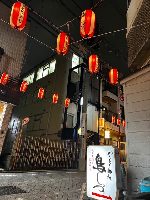 torishidu44's tweet photo. 梅雨真っ只中ですが、少しずつ夏が近づいております。神楽坂は、毎年恒例のほおずき市に向けて、提灯の設置が進んでおります^ ^
当店は、今年もほおずき市に出店いたします！よろしくお願いします。

#神楽坂#ほおずき市#夏祭り#本多横丁#鳥しづ#提灯 https://t.co/rVsy1yKLQp