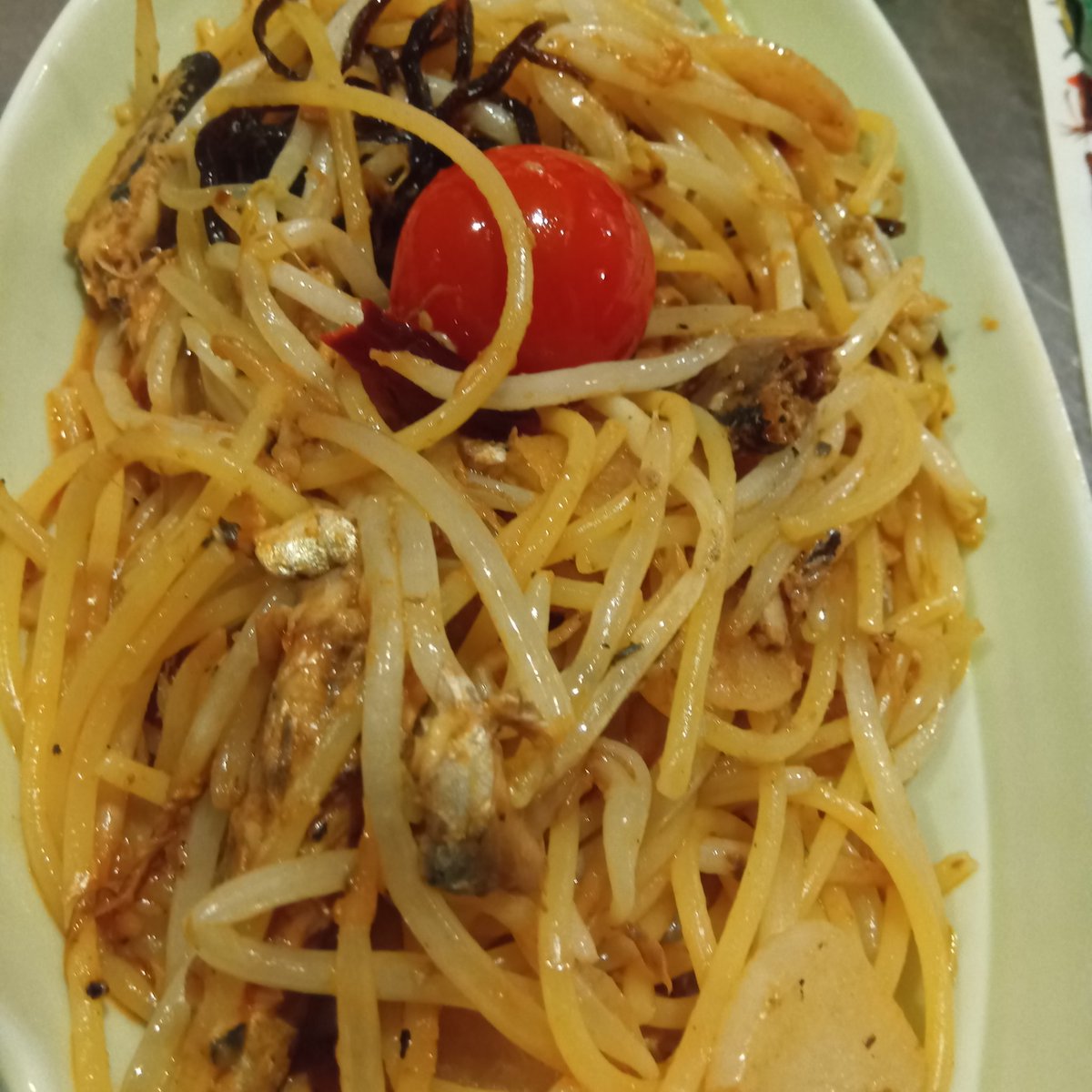 barcy1484's tweet photo. アンチョビとごま昆布のパスタを作成。かさ増しのもやしが以外に良い。採れたて大葉を刻んだら昇天した。
土曜吟吟
空席は半分ほど。
後半は岩井さん来吟予告。
危ない夜になりそうです。 https://t.co/HqqWlvjH9g