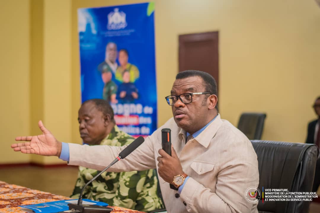 FPubliqueRDC's tweet photo. #ItinéranceAdministrative 🇨🇩 | Servir la Nation doit aussi garantir le droit à une protection sociale digne.

Aussitôt arrivé à Mbandaka, dans la province de l’Équateur, le VPM Jean-Pierre @LihauEbua a tenu une séance de sensibilisation à l’intention des militaires et policiers sur leur inclusion dans le régime de Sécurité sociale géré par la @Cnssap_RDC.

Au cœur du message : mieux faire comprendre aux hommes et femmes en uniforme les droits, garanties et mécanismes prévus pour renforcer leur protection sociale, conformément à la vision du Chef de l’État de bâtir une Administration Publique plus humaine, plus juste et plus protectrice envers ceux qui servent la République.

#FonctionPubliqueRDC #CNSSAP #ProtectionSociale #Équateur #Mbandaka