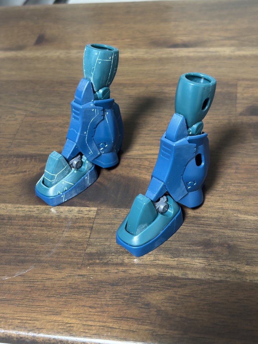 kyht_ms07b3's tweet photo. ザクマリナー進捗
片足ディテールアップ仮完了
もう片足筋彫り後にプラ棒貼り付けます

今週は夜中起きれずいつも以上に鈍足でした

こういう風にパネル分割しないとメンテしにくい
とか
量産性下がるよな？
とか
かつ自分の力量に合わせたラインを考えてます https://t.co/lCnbp8eJWD