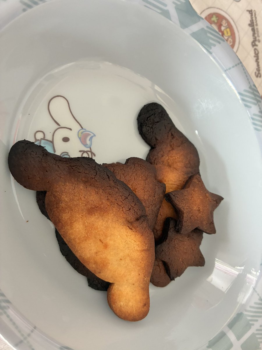 curiumia's tweet photo. クッキー焼いたけどほとんど焦げてた（ ;  ; ）温度きつかったのかなあ https://t.co/zBBnqTxrBK