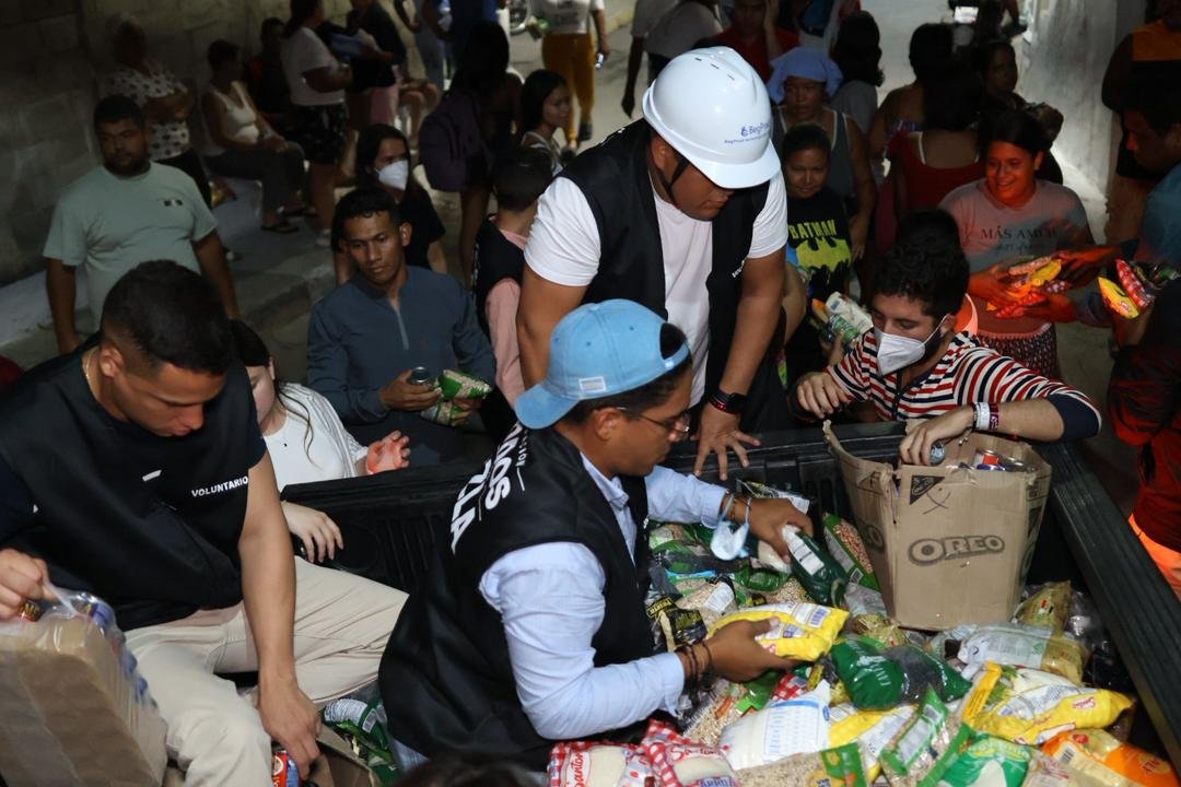 VenteVenezuela's tweet photo. #EnFotos | Reporte de asistencia médica en la Zona Cero. 📸🏥

Llegamos a Tarigua, en la parroquia Caraballeda, con un operativo de atención médica directa e insumos médicos para los sectores más vulnerables tras los sismos.

Gracias a los donantes y a los médicos voluntarios que hacen posible que la ayuda llegue de mano en mano a donde más se necesita.