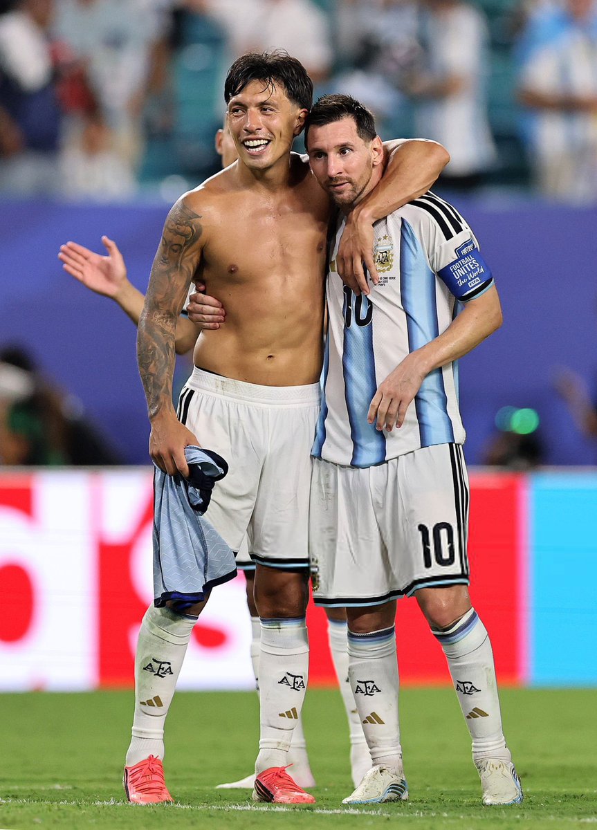 messivibe's tweet photo. ليساندرو مارتينيز: أنا دائمًا أستخدم قائدنا ميسي كمثال يُحتذى به. لقد قاتل من أجل هذا القميص وعندما تعرضتُ للإصابة كان هو الشخص الذي ظللتُ أفكر فيه حتى لا أتوقف عن القتال والاستمرار 😱😱😱😱😱😱😱😱😱😱 https://t.co/Jlsvh0xjF9