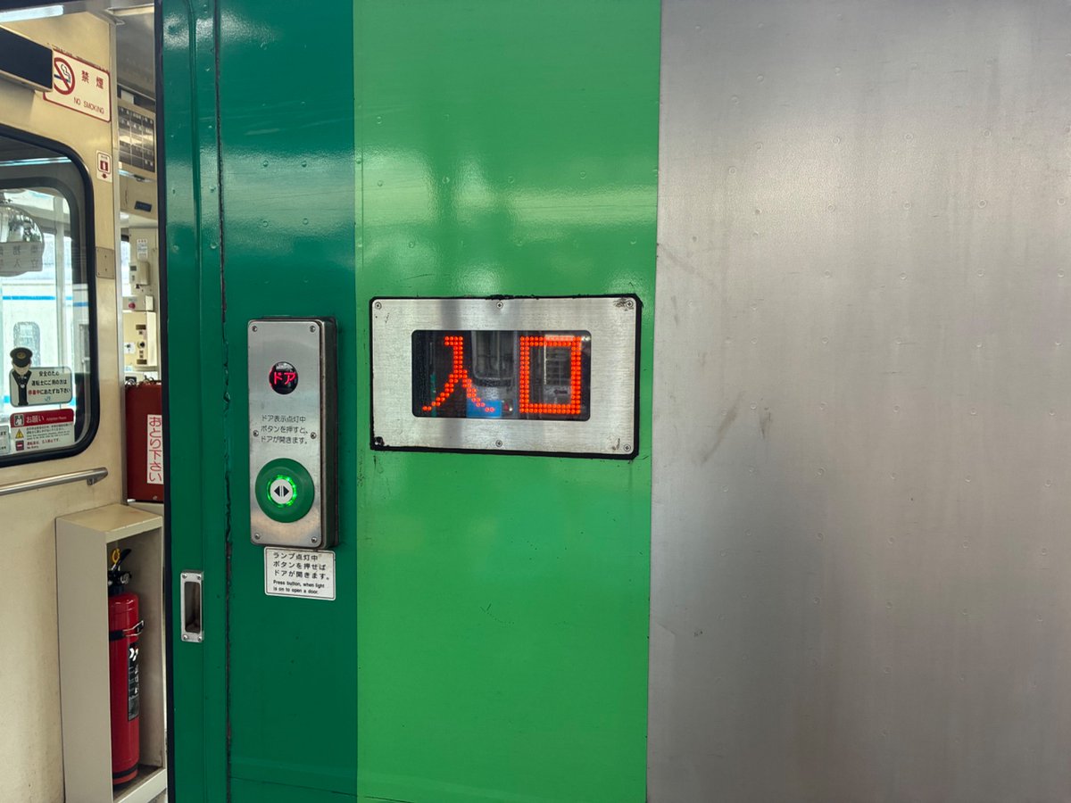 17e_shitoku's tweet photo. 前から1000と1200の出入口表示器って地味に違うくね？って思っていたので比較
やはり1200よりも1000の方が横長になっているようです https://t.co/xZxRH0wR4b