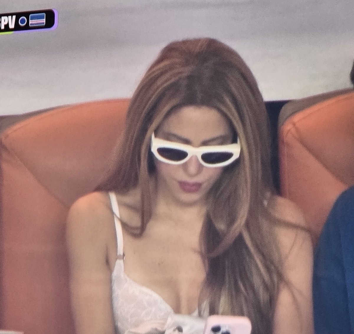 rocketic_4's tweet photo. O değil de Shakira'nın Messi'ciliğini şöyle anlatayım, maç bitiminden hemen sonra ülkenin diğer ucunda kendi ülkesi eleme maçına çıkacak ama o Messi'yi izlemeyi tercih etti https://t.co/dIy0fyQQ0P
