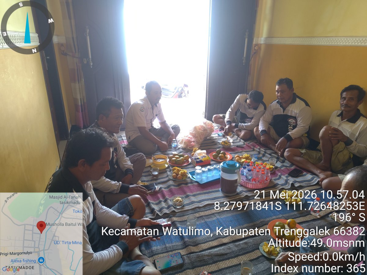 yogaedwi1's tweet photo. late post kegiatan hari Kamis 21/05/ 2026 di KUB Putra Jaya dalam rangka pembinaan kelompok dengan menyampaikan materi aplikasi BMKG untuk mengetahui secara dini kondisi cuaca di perairan laut serta kesiapan sarana prasarana penunjang kegiatan penangkapan https://t.co/KAf4y3GxYn