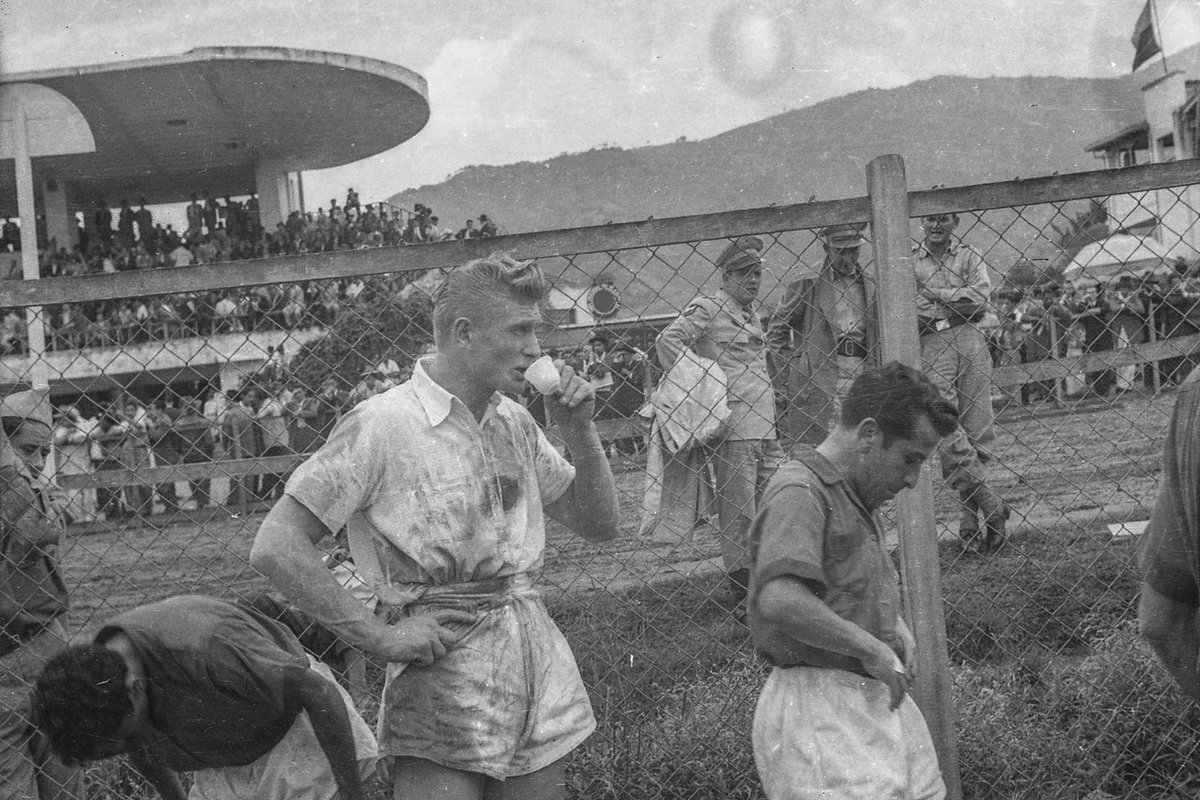 UniversoCentro's tweet photo. Pausa de hidratación.
Víctor Kriscuonas Vitatutas, arquero argentino de origen lituano, se toma un tinto en el entretiempo de un partido disputado en el antiguo Hipódromo de San Fernando, donde hoy queda la Mayorista.

Usted podrá encontrar más fotos de la historia de nuestro fútbol en Cambio de Frente, el fútbol según Universo Centro. 

Fotografía: Archivo Histórico de Antioquia.