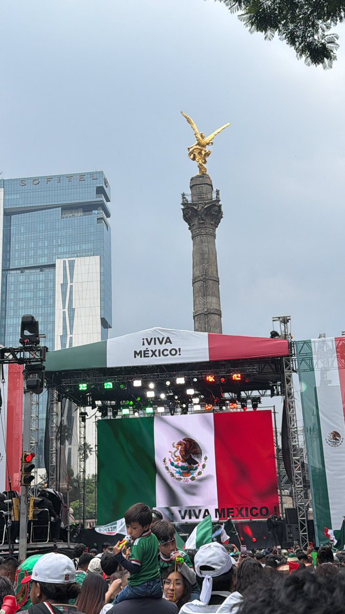 MaffCh_'s tweet photo. Que chido se sintió vivir dos goles de la Selección Mexicana en el Ángel de la Independencia. 🇲🇽❤️ https://t.co/BO9qg87vzQ