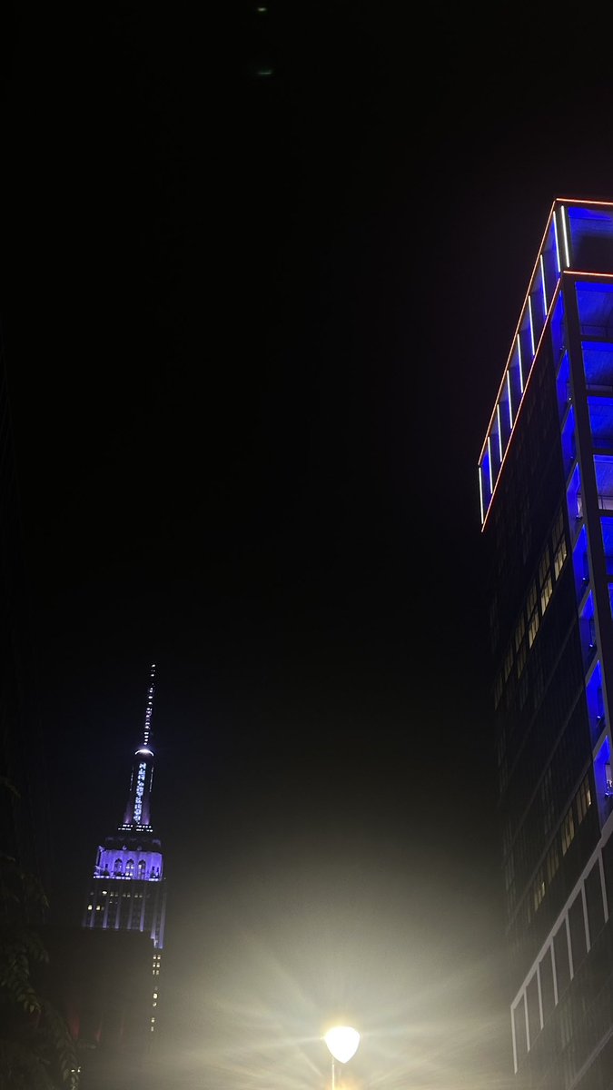 supespiderling's tweet photo. near taywedding and the signs don’t say their names anymore but the empire state is still lit for her something blue! https://t.co/BEZlTzqGhd