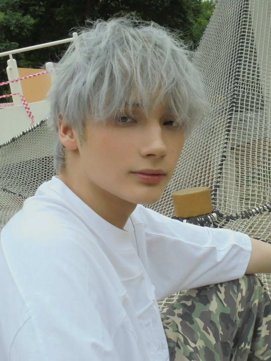 hueberrypie's tweet photo. oh hes just so beautiful i wanna kiss every pretty little mole on his face https://t.co/EfxFq4GUdS