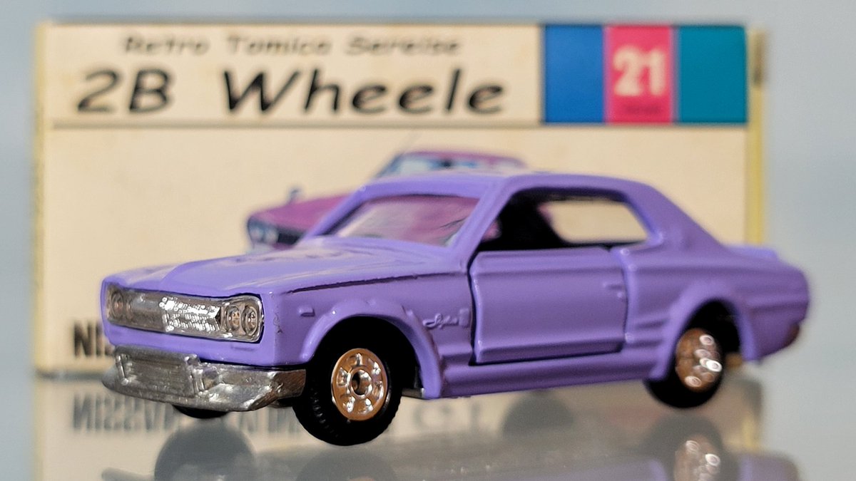 miniature_hero's tweet photo. ノスタルジックヒーローズ特注トミカ
日産スカイラインGT-R

藤色のハコスカ
トミカファンなら憧れの一台ですが、それをお手軽価格で再現したのがノスヒロ特注のこちら
もちろん本物はサーフィンラインのGTですが、それはそれ
ノーマルグリルが良い感じ

箱の色褪せがちょい残念 https://t.co/2o7YBsgLqS