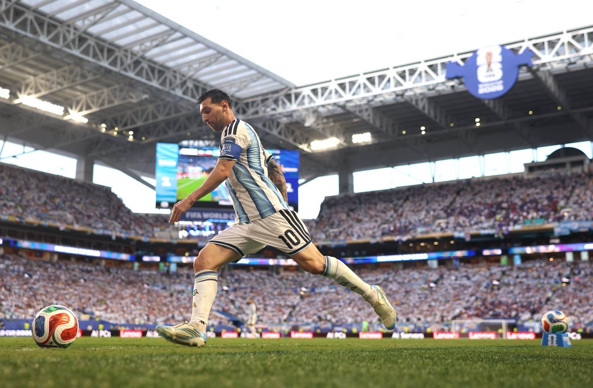 Argentina's tweet photo. 🏆 #FIFAWorldCup

El momento exacto en el que el mundo se frena y todo el estadio aguanta la respiración 🌎🤫 https://t.co/zFTSWjcHnB