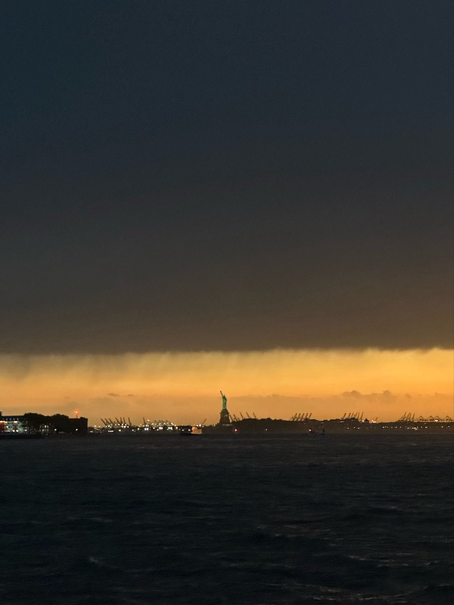 fordham2go's tweet photo. go caught in the storm down at brooklyn bridge park. worth it!!!!! https://t.co/VaQoPT6iIE