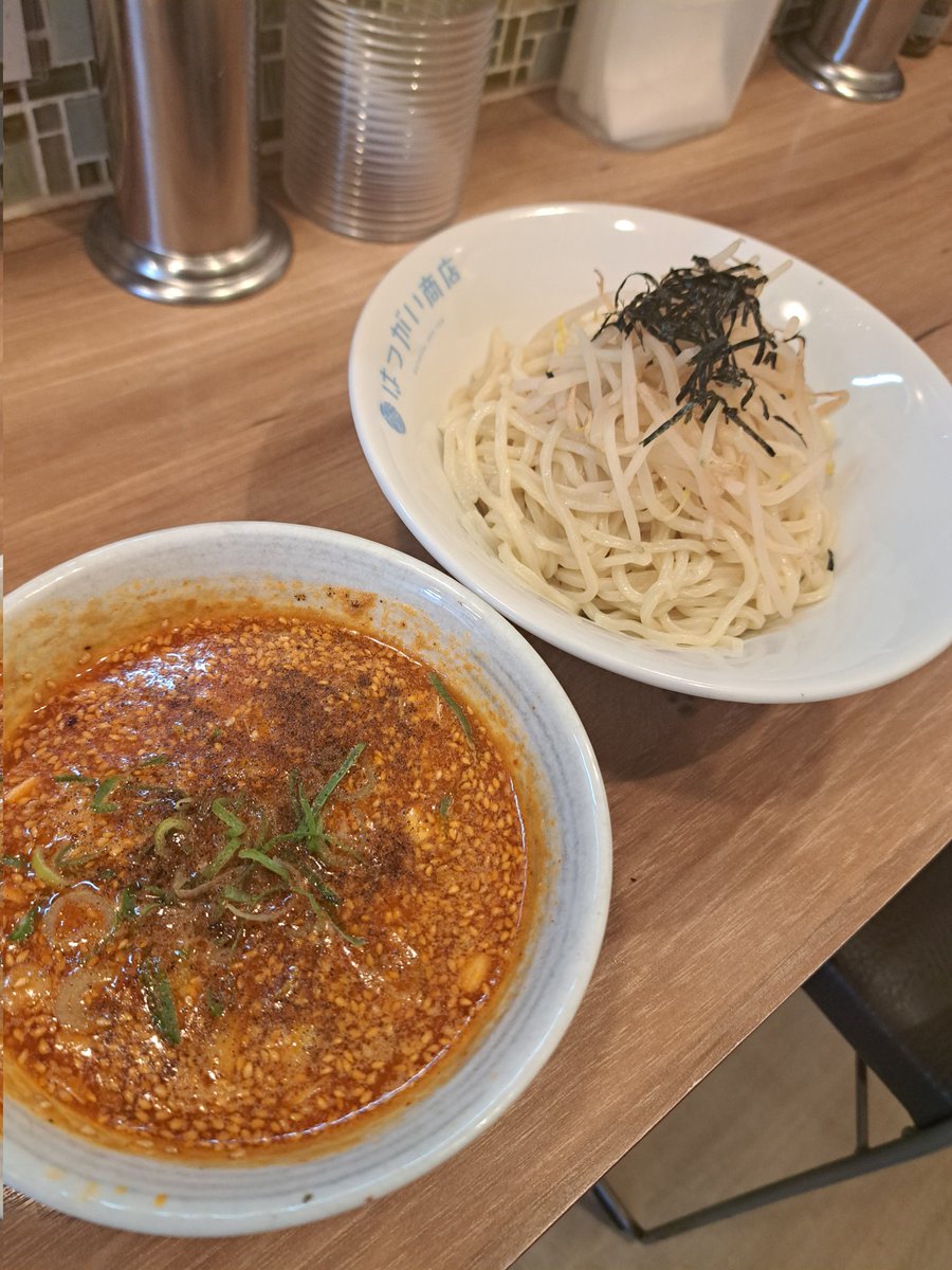 hatugaisho's tweet photo. 7月4日(土)
11:30~14:30.18:00~25:00

おはようございます☁️
7月最初の週末、土曜日なので麻婆豆腐あります🔥

【限定】
坂戸担々つけめん
アサリ煮干しの冷やし
ローストビーフでまぜそば
※つけめん類にはレモントッピングできます

本日もよろしくお願いします🍜 https://t.co/yIyv2HOeHM