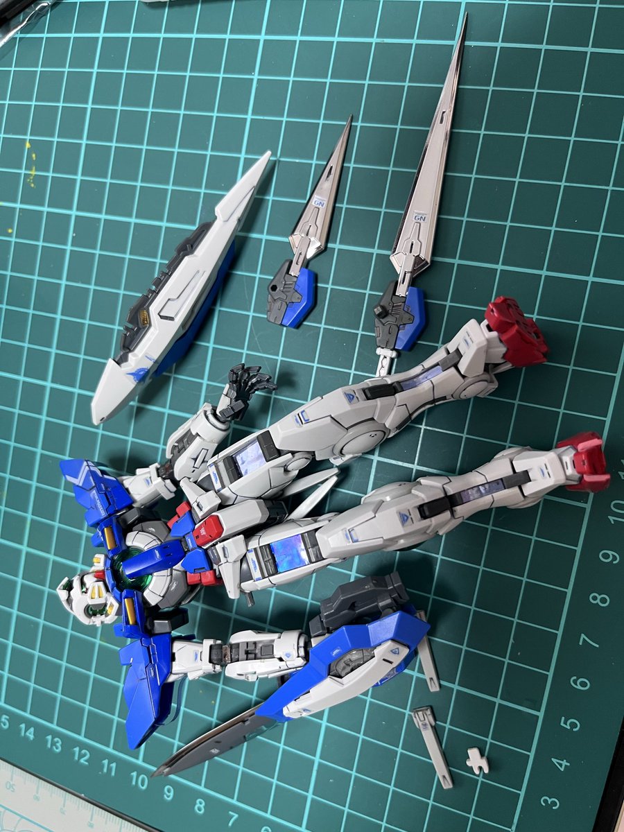 OMARU14's tweet photo. 春先にウイングと同梱されてたジャンク品のエクシア（損傷、欠品有）。

プレバンで良いのあったので、欠品を埋める感じでアストレアのパーツを使い、俺エクシアリペアを作ってみます😉
#ガンダムOO https://t.co/yB4Lcjplgw