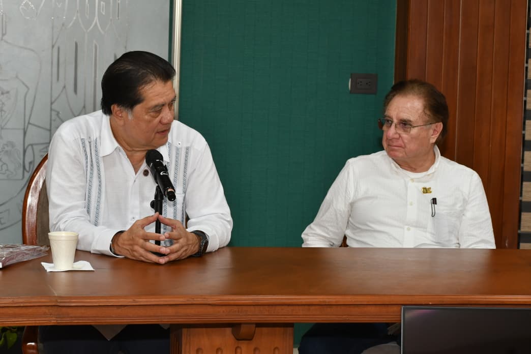 UJAT's tweet photo. Recibe rector a líder de la masonería mexicana

El rector de la Universidad Juárez Autónoma de Tabasco (UJAT), Guillermo Narváez Osorio, recibió en el Edificio Central de Rectoría a Juan Luis Bonilla Castellanos, grado 33° y Soberano Gran Comendador del Supremo Consejo de México, quien realiza una visita oficial a Tabasco como parte de una gira de trabajo.
https://t.co/zjQXTyu1X1
