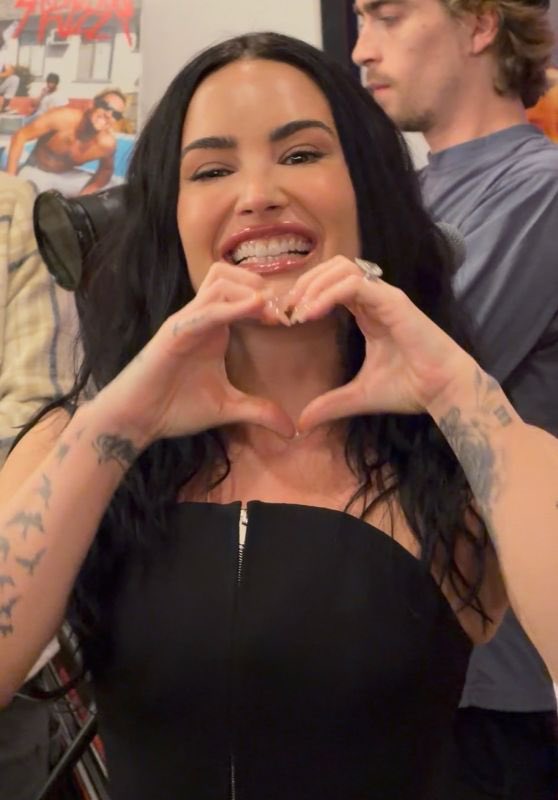 Team Demi tweet media