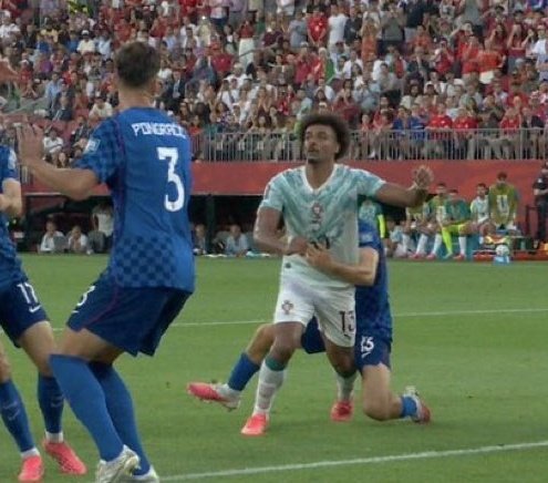 MessiXtraHQ's tweet photo. Penalty                                    No Penalty 😂 https://t.co/iqX9civJyy