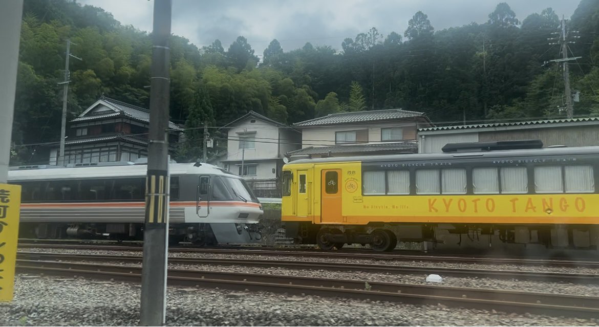 ps79ze's tweet photo. 本当だKTR8500のヘッドマーク剥がされてる、キハ85って感じで懐かしい… https://t.co/Zkjr5dUj4w