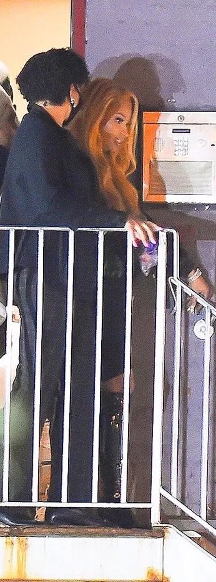DrakeUpdatea's tweet photo. Nicki Minaj spotted at Taylor swift wedding https://t.co/sA4nUa8NpR