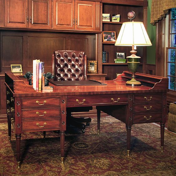 dieworkwear's tweet photo. This is a Washington style desk. There are drawers on the guest side. You can still purchase them at places that specialize in traditional American furnishings. https://t.co/bgyeCMBkR5