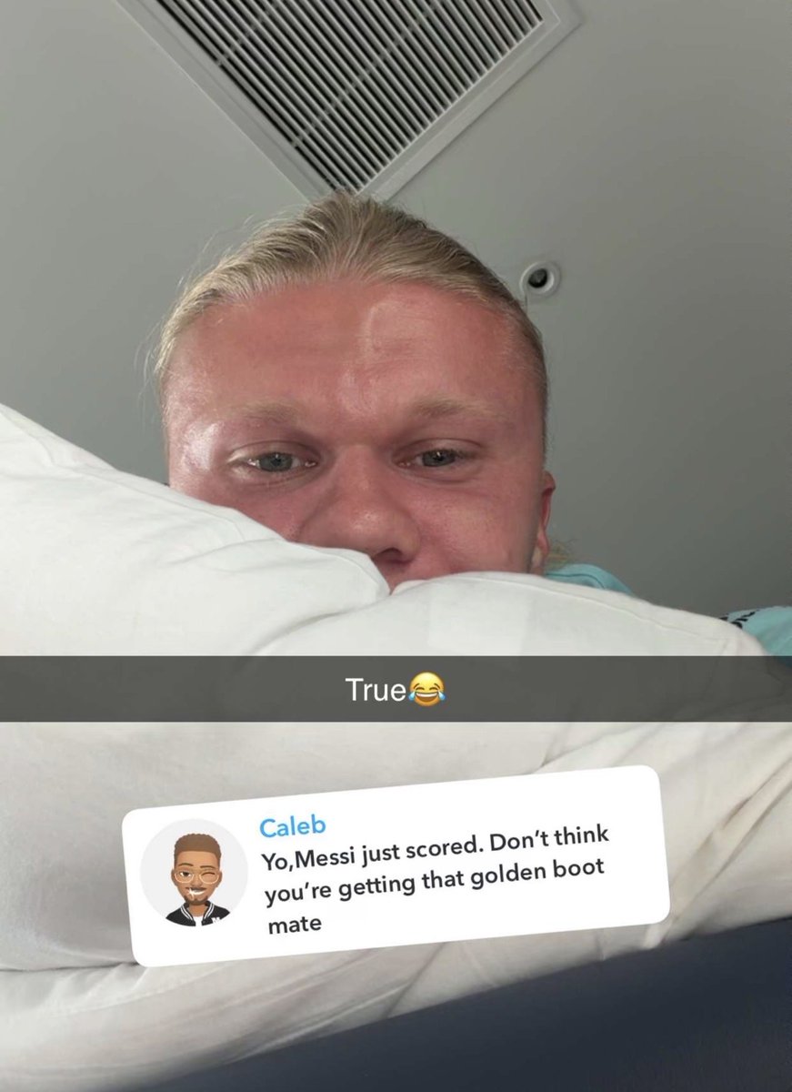 lnstantFoot's tweet photo. Fan : "Messi a marqué, je pense pas que tu remporteras le titre de meilleur buteur de la Coupe du Monde"

Erling Haaland : "C'est vrai 😂"

L'attaquant norvégien est honnête au moins 😭😭😭

(Snapchat) https://t.co/KImjtJHJkg