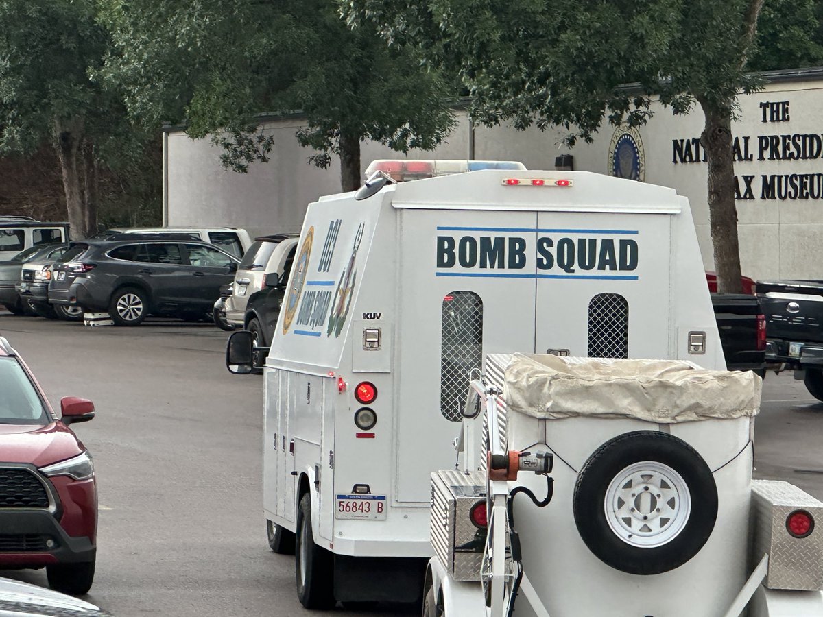 robby14092's tweet photo. Suspicious package https://t.co/EMIfzr0unT