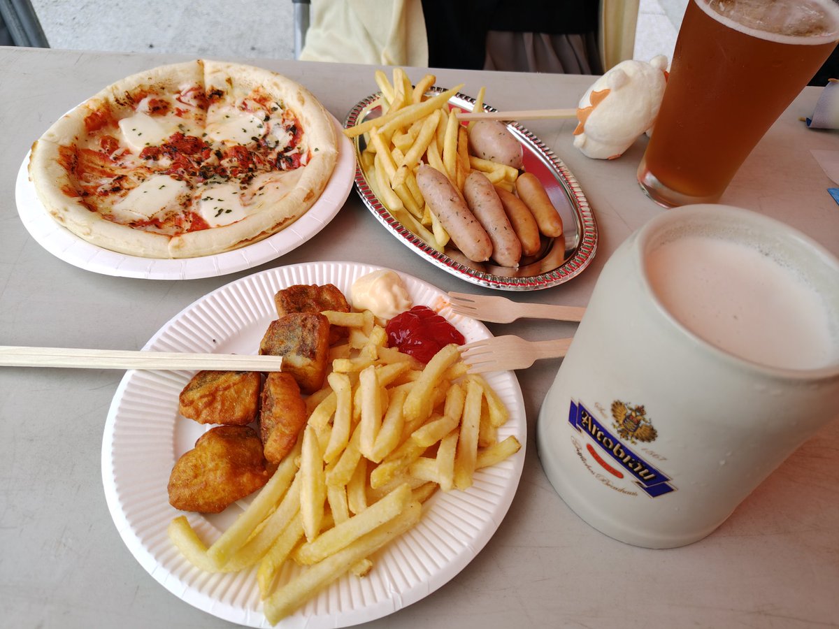3Hiroro3's tweet photo. 昼呑み会スタート✨️
ドイツビール最高すぎ。
曇天でも気にしない！ https://t.co/Xt5nESYpvh