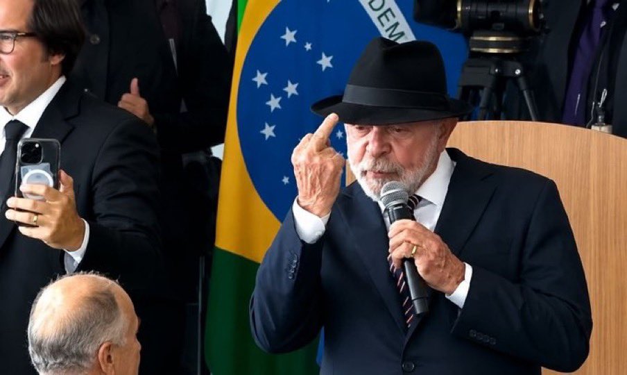 AdrillesRJorge's tweet photo. Não é mera coincidência . Se fosse só mostrar o dedo para o povo , ainda ia , o problema é que a presidência de Lula junto com o dedo de Alexandre de Moraes literalmente enfiam  o dedo no povo. https://t.co/hx6UMO75WZ