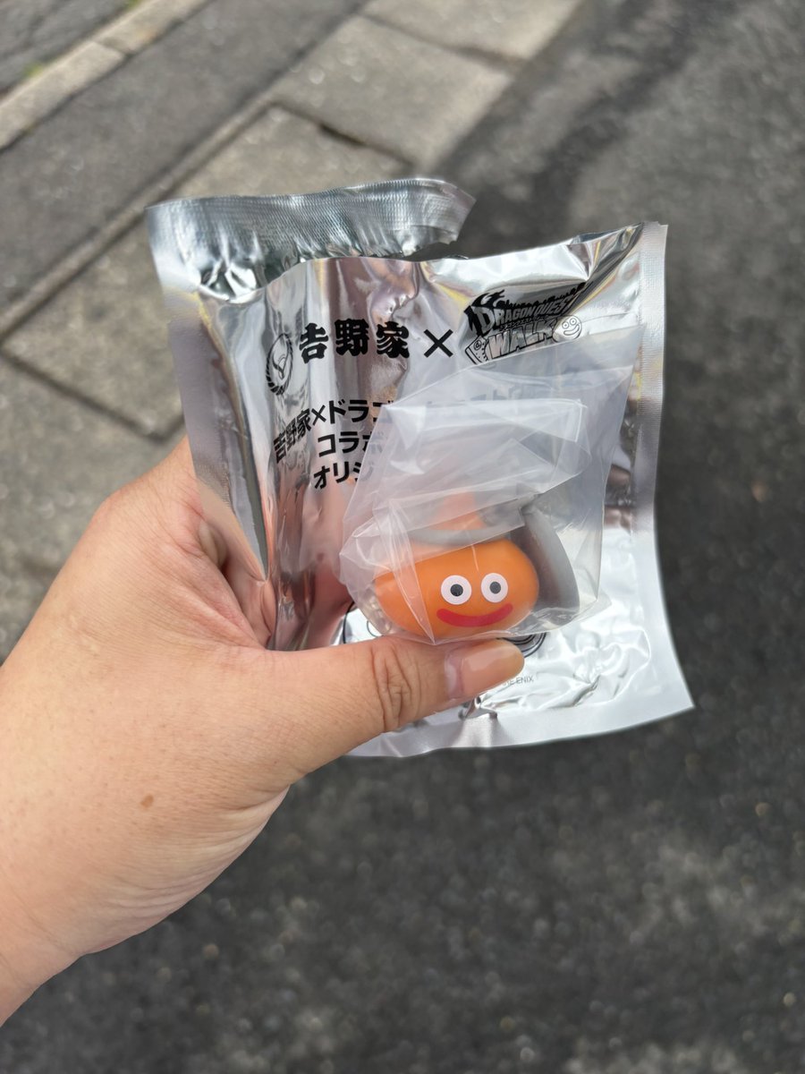 fumiy's tweet photo. 牛丼苦手だけど頑張って並んで、頑張って食べた。

昨日会社の子からダブったからとスラミチをもろた。

私が今日もろたのもスラミチ。

周りを見ても半分くらいの人がスラミチ持っててワロタ。

スラミチ多くね⁉️

#ドラクエウォーク
#吉野家 https://t.co/6qVTlYVe2L