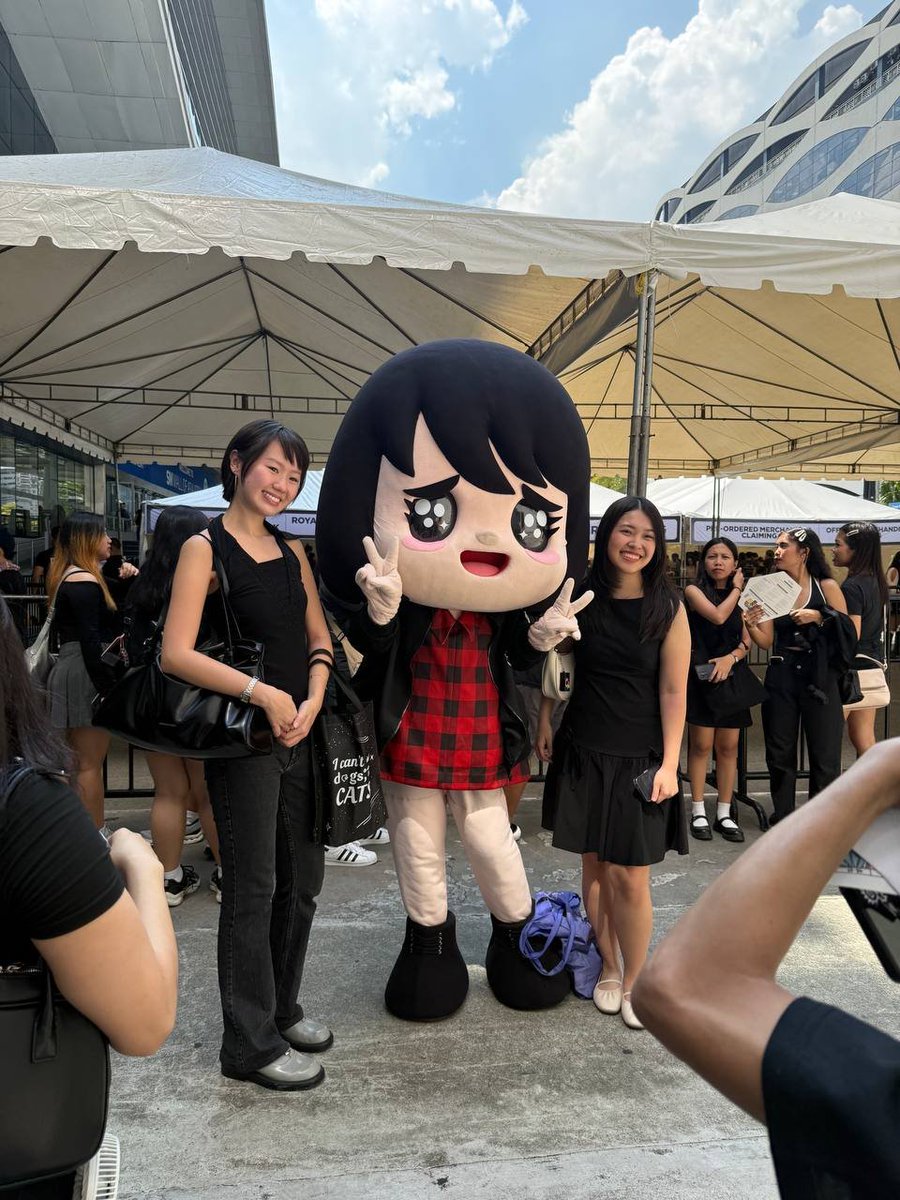 pulpliveworld's tweet photo. The venue is filling up, and many EXO-L are already here at SM Mall of Asia Arena looking absolutely amazing in their concert fits! 😍

Enjoy the show tonight! 🖤🎉

#EXO #엑소 #weareoneEXO #EXOPLANET #EXhOrizon #EXhOrizoninMANILA @weareoneEXO https://t.co/w3E063OZDo