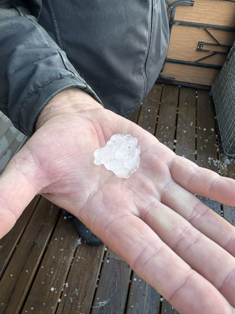 myabcs71's tweet photo. What a storm in Hampton  Village, Saskatoon.  Tornado warning and all!   😮 https://t.co/TRRSzcNlYF