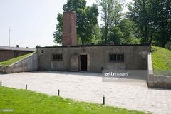 DeanSmi47962704's tweet photo. Why was there no chimney at Auschwitz in 1945? 🤔 https://t.co/d7OX50ylej