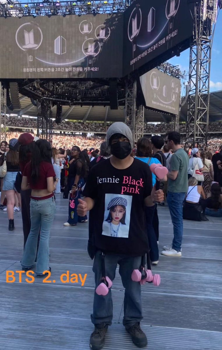 PaoArmyperu's tweet photo. Se puede apreciar un fantasma en el concierto de BTS en ESPAÑA. Vemos que tiene algo ridículo, varió martillos, y en su polo trae una cara de una desconocida 🤣 nombre dice jennie pero es una desconocida, Blackolvidadas 🤣

Ustedes conocen a esa chica 🤣 yo no https://t.co/DJrPsWKzD4