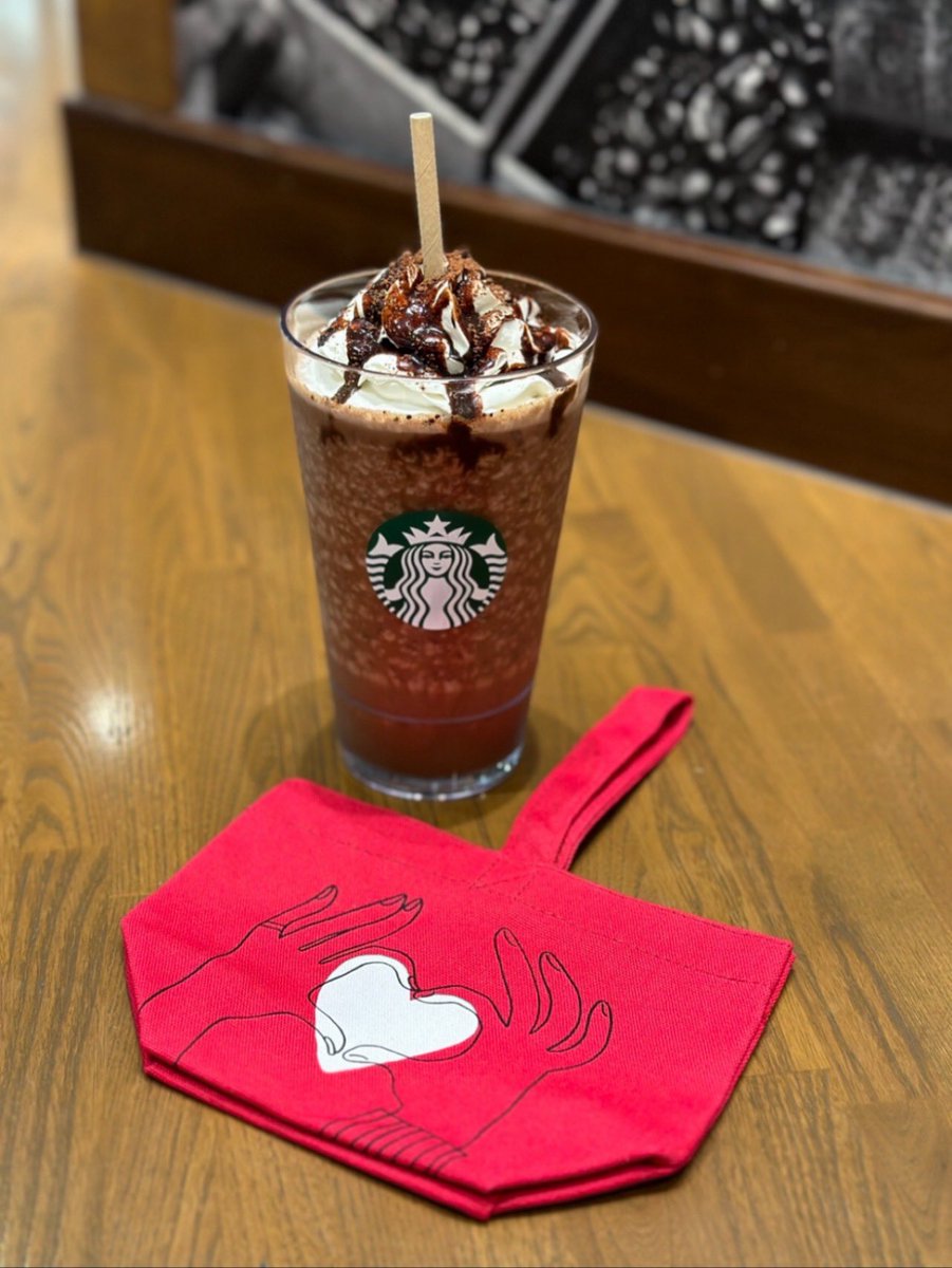 CHlabo's tweet photo. 過去のスタバグッズ&amp;ノベルティと一緒に☕️🍫✨わたしの持病は、この6年でフラペチーノでさえ詰まるようになり、大好きなスタバは現在は引退しております💦 https://t.co/68JZIgsIEE