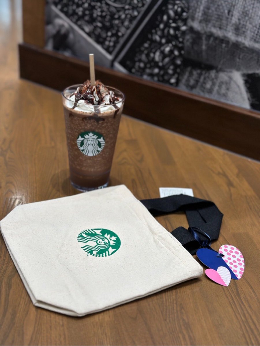 CHlabo's tweet photo. 過去のスタバグッズ&amp;ノベルティと一緒に☕️🍫✨わたしの持病は、この6年でフラペチーノでさえ詰まるようになり、大好きなスタバは現在は引退しております💦 https://t.co/68JZIgsIEE