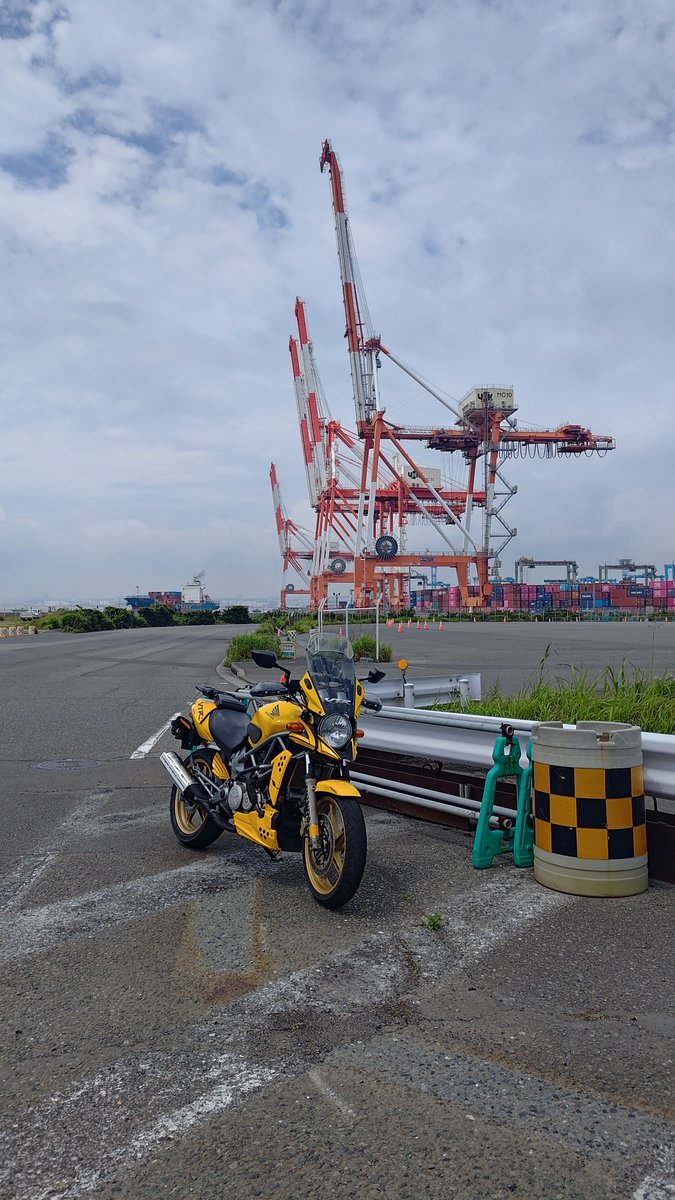 tow00's tweet photo. 三浦半島にでも出かけようと早起きしたものの、頭覚めない･南の方微妙に雨降ってたで、近所の散歩

空も視界もボンヤリ
土曜日なので湾岸は仕事車多い
なんかバイク乗っても頭が覚めないので昼飯食ったら帰って寝ます https://t.co/EPRNVTBrL0