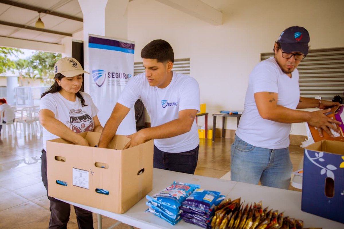 segura_ep's tweet photo. 🇻🇪🇪🇨 La solidaridad nos une más allá de las fronteras

Ante los recientes terremotos registrados en Venezuela y como muestra de apoyo al pueblo venezolano que atraviesa momentos difíciles, las direcciones y empresas municipales de la @alcaldiagye junto a #SeguraEP, a través de la Gerencia de Gestión de Riesgos, el Cuerpo de Agentes de Control Municipal y la Gerencia de Reconstrucción del Tejido Social, así como otras entidades interinstitucionales, llevaron a cabo una jornada de recepción de los productos de asistencia humanitaria.

📍Punto de Acopio municipal: 
Centro de Capacitaciones de #SeguraEP, y posteriormente, la entrega en:

📍Centro de Acopio Nacional para Guayas:  Universidad de Guayaquil.

Durante esta iniciativa, se recibieron cerca de 3.161 donaciones esenciales, entre ellas; agua, alimentos no perecibles, colchones, kits de higiene personal, entre otros, que contribuirán a atender las necesidades de las familias afectadas.

⤵️