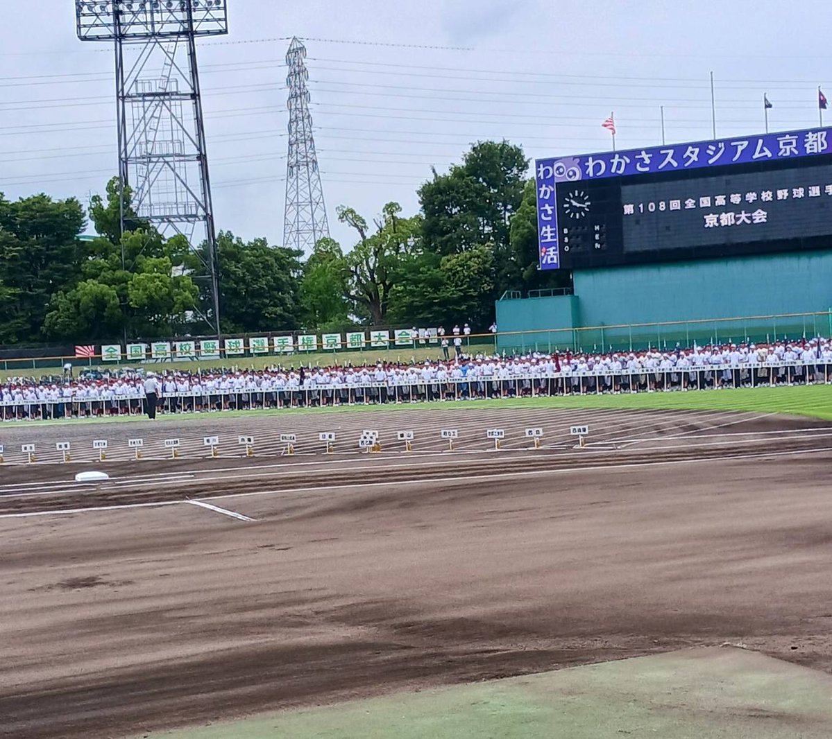 matsuikoji's tweet photo. 【7/4第108回全国高等学校野球選手権京都大会開会式】
本日午前には、わかさスタジアム京都で行われました、第108回全国高等学校野球選手権京都大会の開会式に出席し、西脇知事とともにご挨拶を申し上げました。
今年も高校球児の皆さんが甲子園を目指して熱い戦いを繰り広げられる季節がやってきました。
出場される皆さんは栄冠をつかむために日々厳しい練習を積み重ねてこられたことと思います。練習の成果を存分に発揮し、仲間とのチームワークで悔いのないよう試合に挑んでください。
また、甲子園で優勝校が手にする「深紅の大優勝旗」は、京都が誇る西陣織の職人が丹精を込めて作りあげたものです。ぜひ代表校には、甲子園での熱戦を制した栄光とともに持ち帰っていただきたいと思います。
主催の京都府高等学校野球連盟の野村善之会長、朝日新聞社の藤橋一也京都総局長をはじめとした関係者の皆様にも感謝申し上げます。