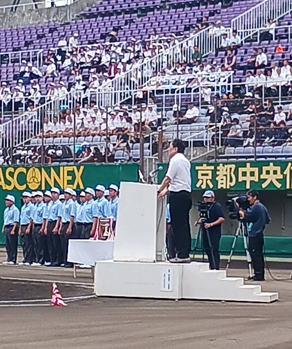 matsuikoji's tweet photo. 【7/4第108回全国高等学校野球選手権京都大会開会式】
本日午前には、わかさスタジアム京都で行われました、第108回全国高等学校野球選手権京都大会の開会式に出席し、西脇知事とともにご挨拶を申し上げました。
今年も高校球児の皆さんが甲子園を目指して熱い戦いを繰り広げられる季節がやってきました。
出場される皆さんは栄冠をつかむために日々厳しい練習を積み重ねてこられたことと思います。練習の成果を存分に発揮し、仲間とのチームワークで悔いのないよう試合に挑んでください。
また、甲子園で優勝校が手にする「深紅の大優勝旗」は、京都が誇る西陣織の職人が丹精を込めて作りあげたものです。ぜひ代表校には、甲子園での熱戦を制した栄光とともに持ち帰っていただきたいと思います。
主催の京都府高等学校野球連盟の野村善之会長、朝日新聞社の藤橋一也京都総局長をはじめとした関係者の皆様にも感謝申し上げます。