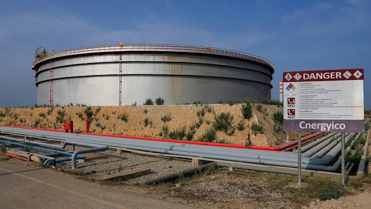 MarioNawfal's tweet photo. 🇵🇰 Pakistan greenlit the final link in its massive 1,600-km national oil pipeline from Karachi to Peshawar.

The project aims to slash fuel transport costs by up to 30%, cut road accidents, and reduce pollution from tanker trucks.

It will modernize logistics and strengthen energy security by moving refined products more efficiently to key provinces.

However, tanker drivers and owners are concerned about major job losses once the pipeline is operational.

A drivers' association has already threatened protests if no alternative employment or compensation is provided.

Source: Nikkei Asia / Writer: Lucas