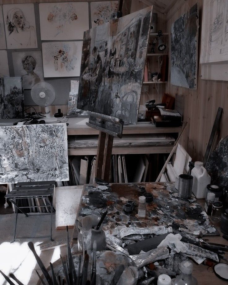 coffeesoakedds's tweet photo. Meu estúdio está uma bagunça, mas está tão gostosinho ficar nele... Não decifrar ao certo, minhas próprias artes não estão mais fazendo sentido em minha cabeça. https://t.co/BcUWblUz1E