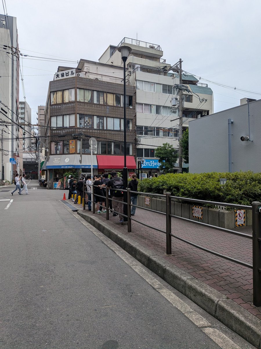 Neerdles's tweet photo. 木曜のペースから考えたら少なくとも2時間は待ちそうなので撤退 https://t.co/12oOmcQ5Sa