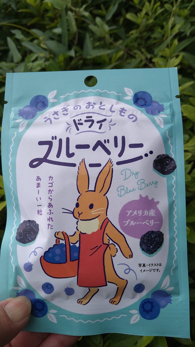 yuichi060228's tweet photo. コーヒーを買おうとファミリーマートに寄ったらネーミングに惹かれて買ってしまった😁
カゴからあふれた…って違う気がする😂 https://t.co/avvf2MKeZJ