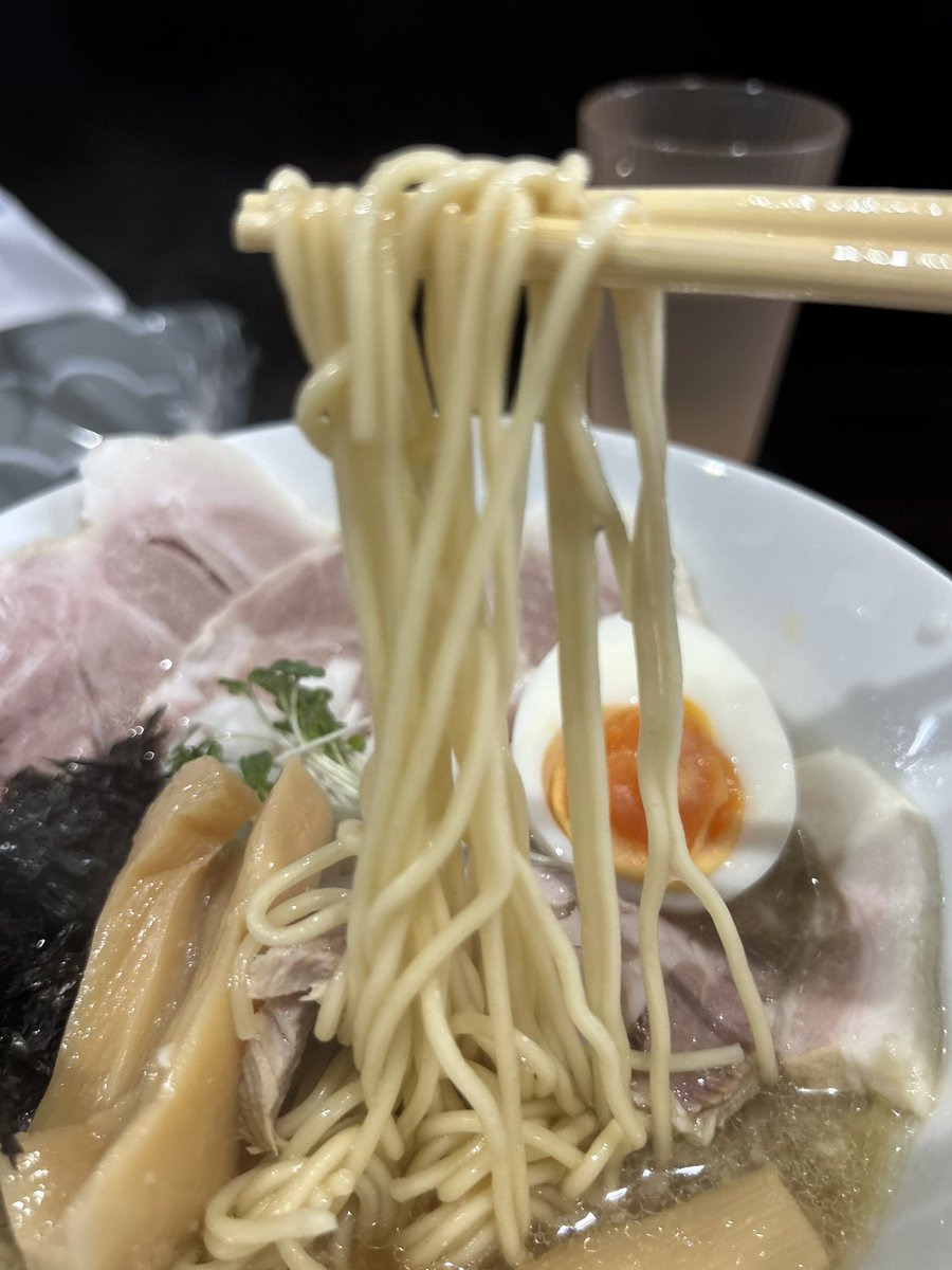 beer_usi's tweet photo. かわなべさんち
https://t.co/Iklde8F5aa
チャーシュー煮干出汁らぁ麺(1600円)
セメントでは無いが、結構煮干が効いているスープはとても美味しい。
ただ、スープの量が少なめですが、煮干価格の高騰を考えると仕方が無いかσ(^_^;)
麺は細麺でスープを良く持ち上げてくれて美味しく啜れます。 https://t.co/jT8ySYnwP5
