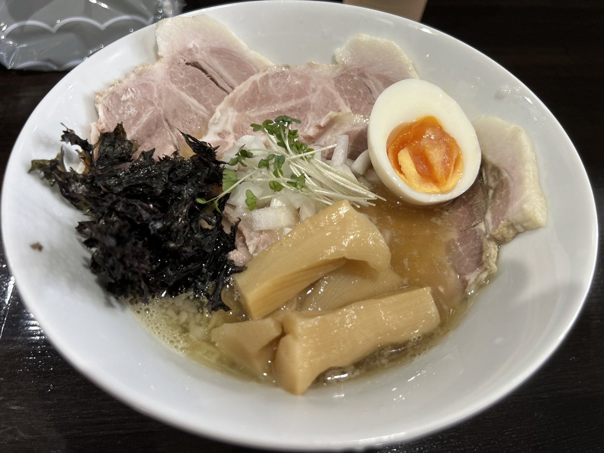 beer_usi's tweet photo. かわなべさんち
https://t.co/Iklde8F5aa
チャーシュー煮干出汁らぁ麺(1600円)
セメントでは無いが、結構煮干が効いているスープはとても美味しい。
ただ、スープの量が少なめですが、煮干価格の高騰を考えると仕方が無いかσ(^_^;)
麺は細麺でスープを良く持ち上げてくれて美味しく啜れます。 https://t.co/jT8ySYnwP5
