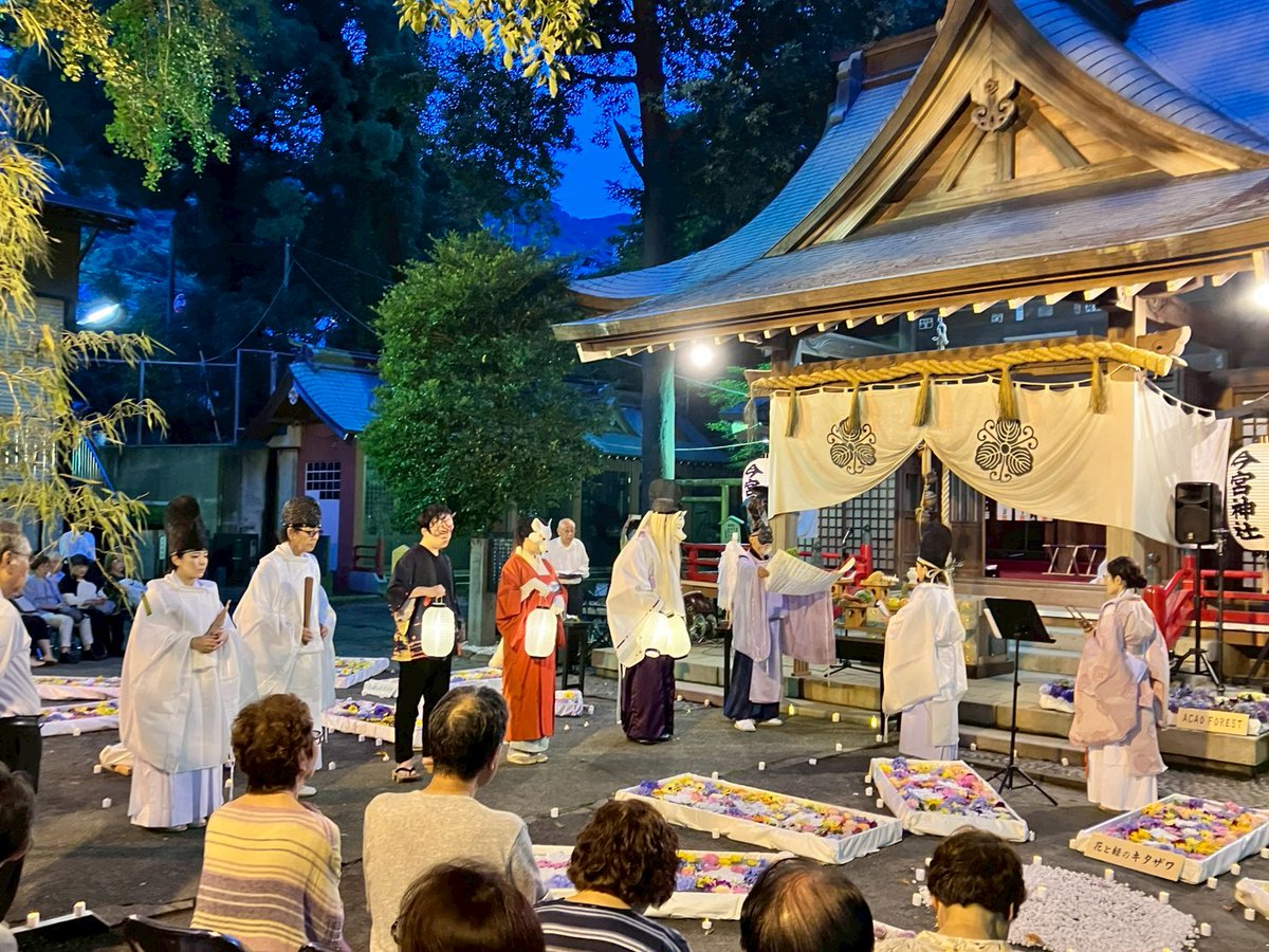 kakoyurinosuke's tweet photo. 熱海 今宮神社の「祈りの夕べ」素晴らしい祭典でした。

5年前に起こった熱海土石流の犠牲者追悼の為、無数の灯りを灯し花で飾った夕闇の境内の美しいこと…
その中を笙と鈴の音に合わせて妖かしたちが神職と共に現れる。
人々が見守る中、本殿に辿り着いた妖かしの棟梁 翁 は、待ち受けた宮司の前で平和を祈る口上を唱える。
宮司がそれに返礼すると、妖かしたちは、再び闇夜に消えて行くのだった…

そんな素敵な妖かし行列に加えて頂き、宮司様、 #伊豆妖かし行列 の皆様には心より感謝申し上げます。